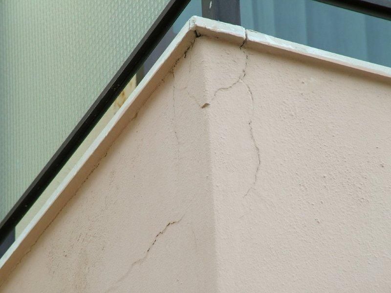 Επισκευές οπλισμού, μονώσεις τοίχων, χρωματισμός.