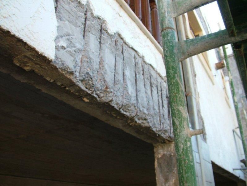 Επισκευές οπλισμού, επιχρίσματα ψιλά, μονώσεις τοίχων, χρωματισμός.