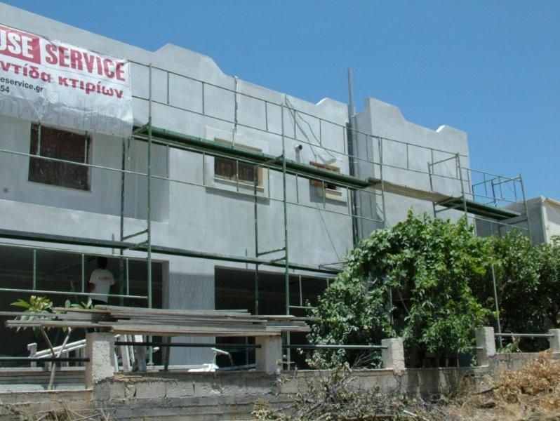Επισκευές οπλισμού, επιχρίσματα ψιλά, μονώσεις τοίχων, χρωματισμός.