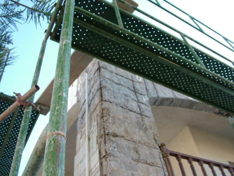 Επισκευές οπλισμού, επιχρίσματα ψιλά, μονώσεις τοίχων, χρωματισμός.