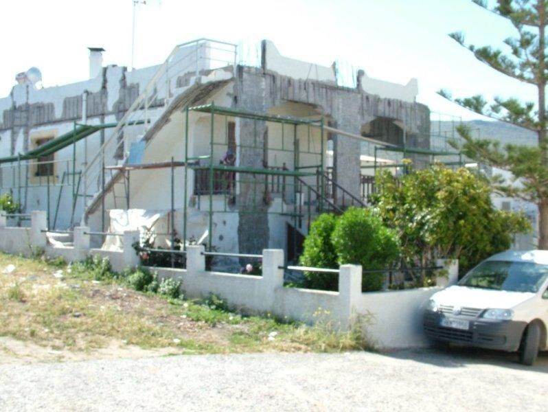 Επισκευές οπλισμού, επιχρίσματα ψιλά, μονώσεις τοίχων, χρωματισμός.