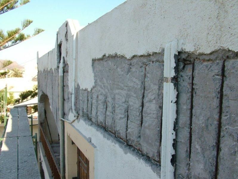 Επισκευές οπλισμού, επιχρίσματα ψιλά, μονώσεις τοίχων, χρωματισμός.