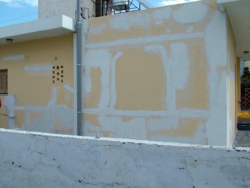 Επισκευές οπλισμού, μονώσεις τοίχων, χρωματισμός.