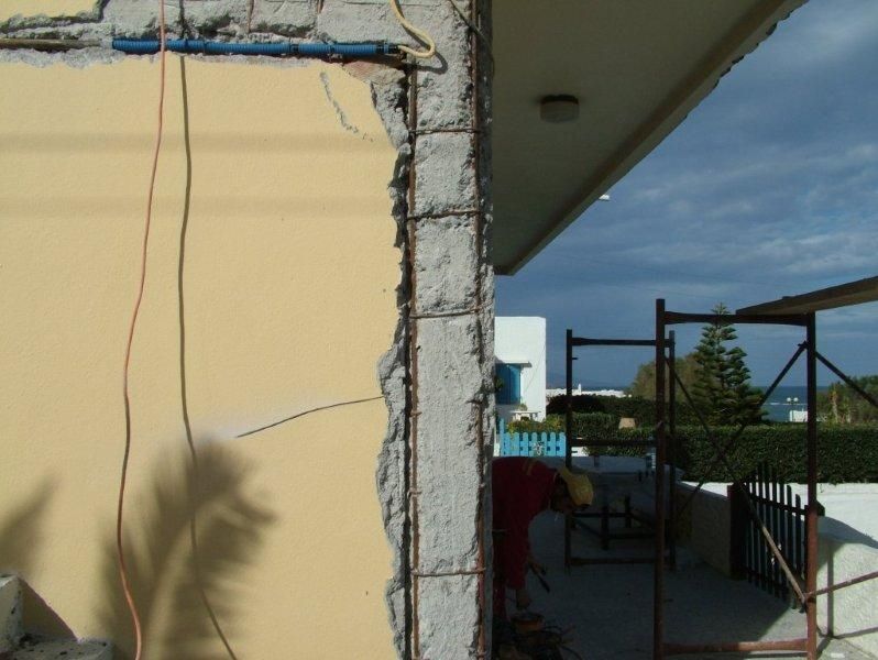 Επισκευές οπλισμού, μονώσεις τοίχων, χρωματισμός.