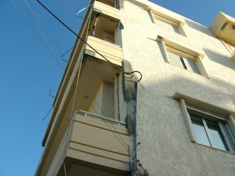 Επισκευές οπλισμού, μονώσεις τοίχων, χρωματισμός.