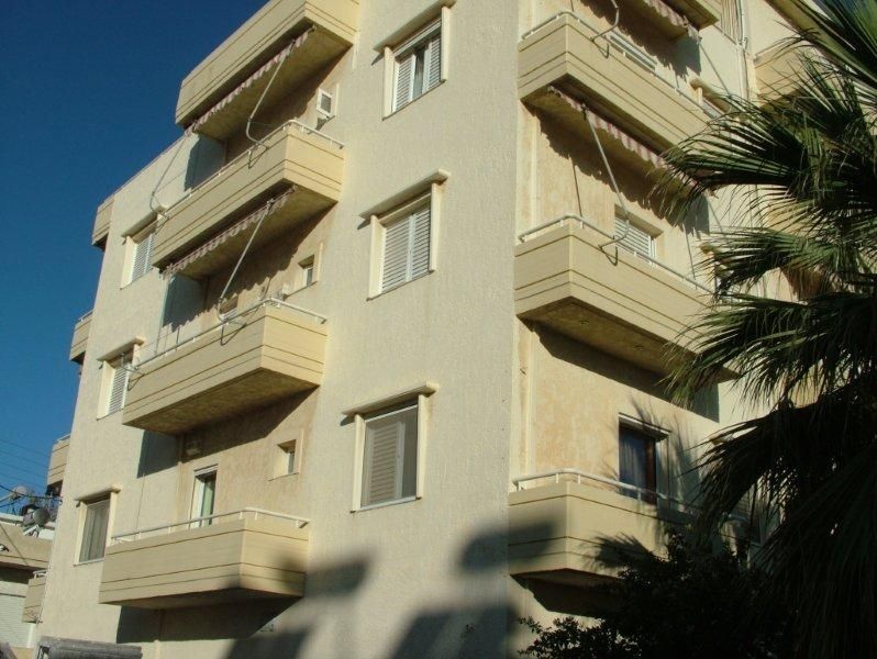 Επισκευές οπλισμού, μονώσεις τοίχων, χρωματισμός.