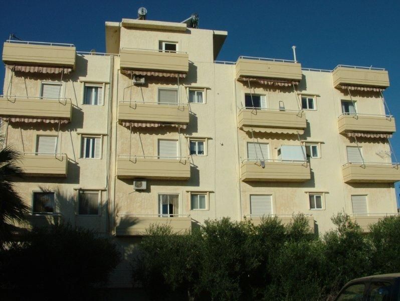 Επισκευές οπλισμού, μονώσεις τοίχων, χρωματισμός.