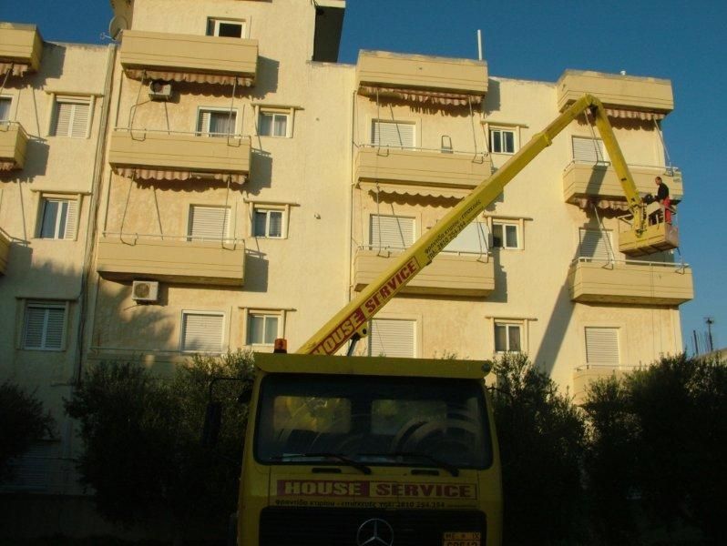 Επισκευές οπλισμού, μονώσεις τοίχων, χρωματισμός.