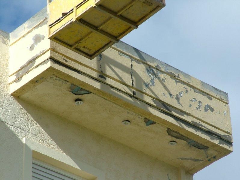 Επισκευές οπλισμού, μονώσεις τοίχων, χρωματισμός.