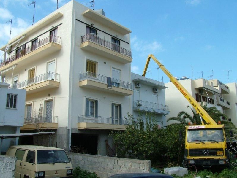 Επισκευές οπλισμού, μονώσεις τοίχων, χρωματισμός.