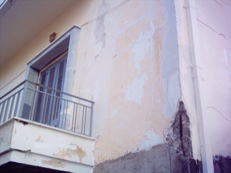 Επισκευές οπλισμού, μονώσεις τοίχων, χρωματισμός.