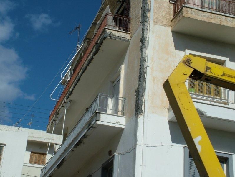 Επισκευές οπλισμού, μονώσεις τοίχων, χρωματισμός.