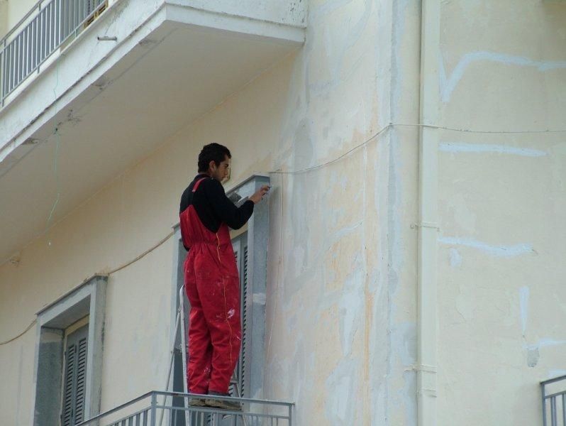 Επισκευές οπλισμού, μονώσεις τοίχων, χρωματισμός.