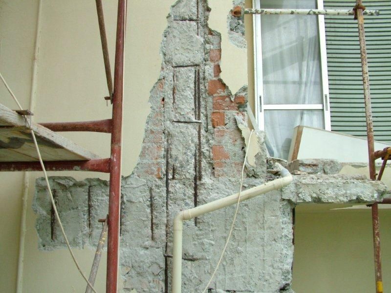 Επισκευές οπλισμού, μονώσεις τοίχων, χρωματισμός πίσω όψεων.