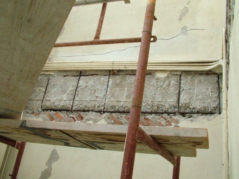 Επισκευές οπλισμού, μονώσεις τοίχων, χρωματισμός πίσω όψεων.