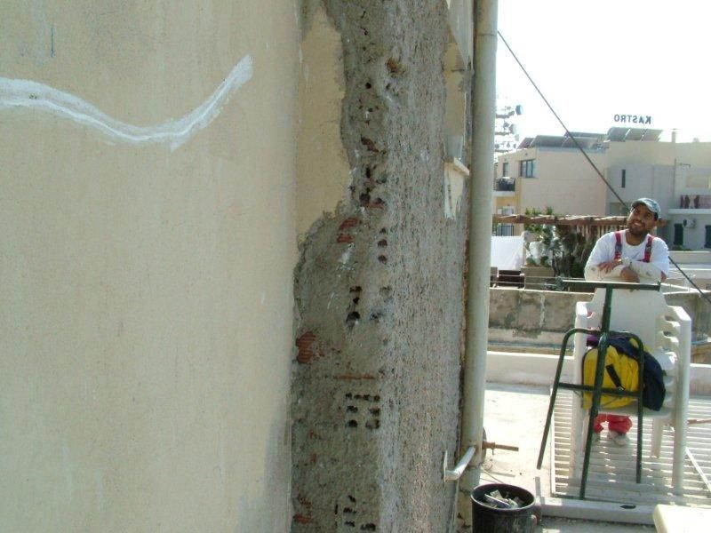 Επισκευές οπλισμού, μονώσεις τοίχων, χρωματισμός πίσω όψεων.
