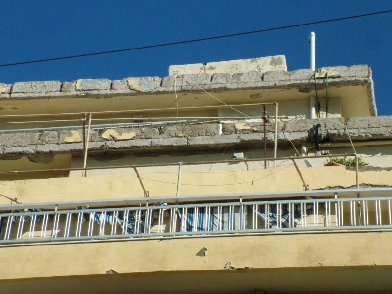 Επισκευές οπλισμού, μονώσεις τοίχων, χρωματισμός πίσω όψεων.