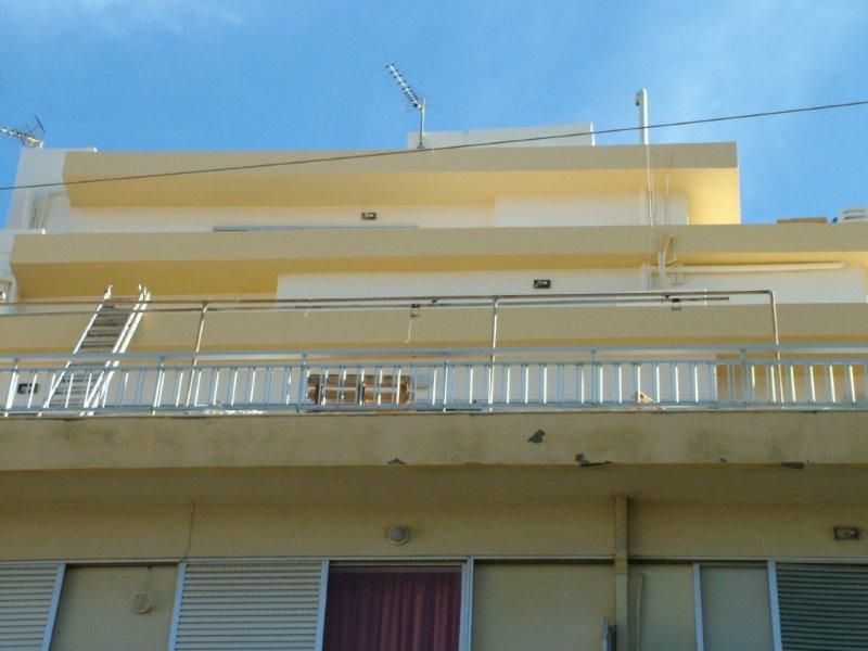Επισκευές οπλισμού, μονώσεις τοίχων, χρωματισμός πίσω όψεων.