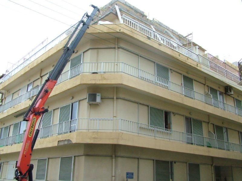 Επισκευές οπλισμού, μονώσεις τοίχων, χρωματισμός πίσω όψεων.