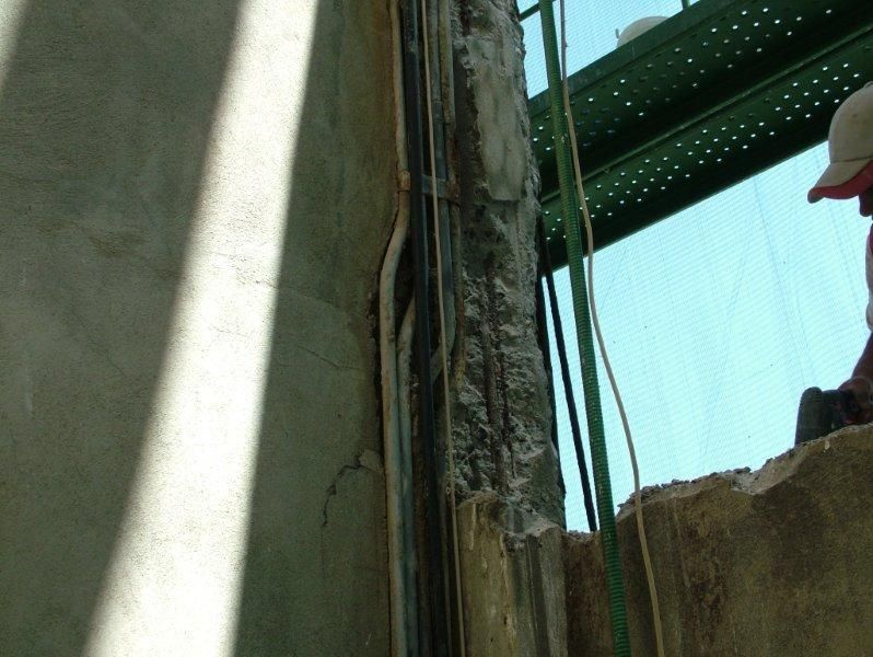 Επισκευές οπλισμού, μονώσεις τοίχων, χρωματισμός.