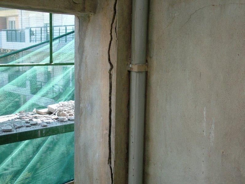 Επισκευές οπλισμού, μονώσεις τοίχων, χρωματισμός.