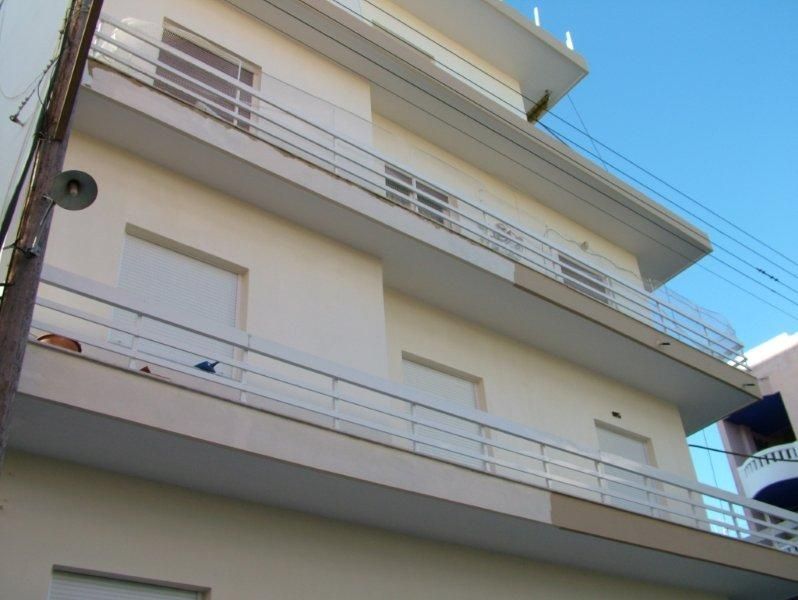 Επισκευές οπλισμού, μονώσεις τοίχων, χρωματισμός.