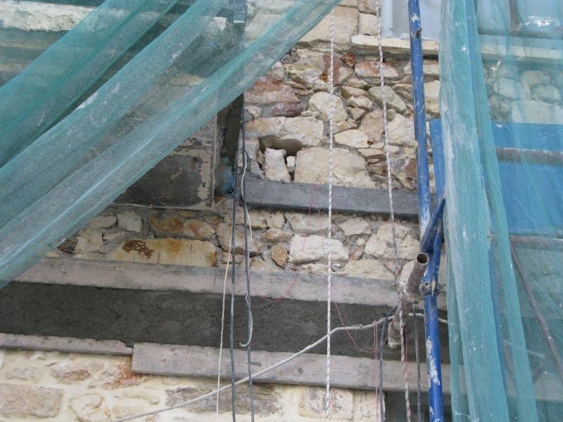 Αναπαλαίωση, αρμολόγηση, επισκευή, εσωτερικά και εξωτερικά.