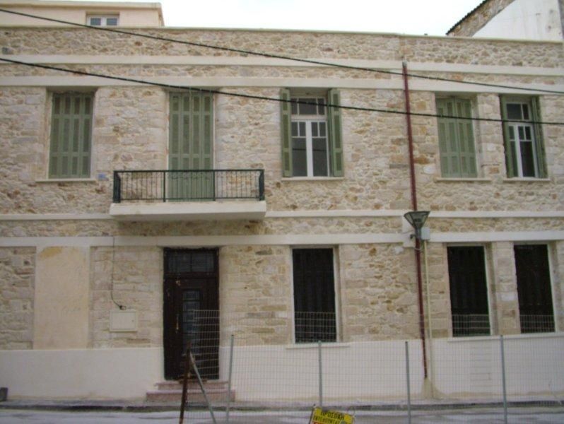 Αναπαλαίωση, αρμολόγηση, επισκευή, εσωτερικά και εξωτερικά.