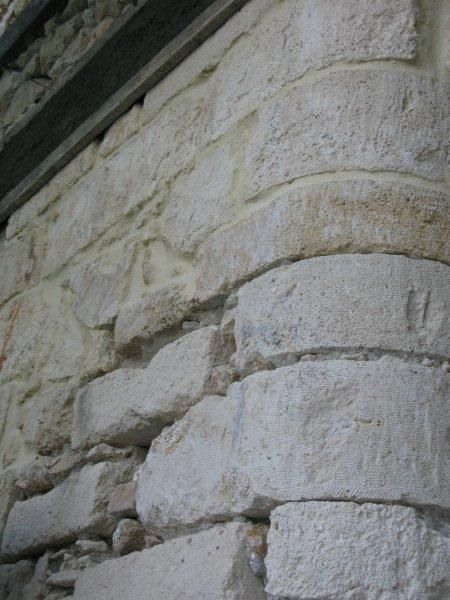 Αναπαλαίωση, αρμολόγηση, επισκευή, εσωτερικά και εξωτερικά.