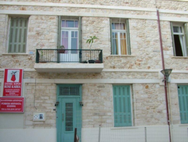 Αναπαλαίωση, αρμολόγηση, επισκευή, εσωτερικά και εξωτερικά.