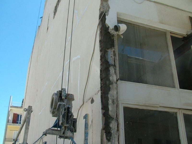 Επισκευές οπλισμού, μονώσεις τοίχων, χρωματισμός.