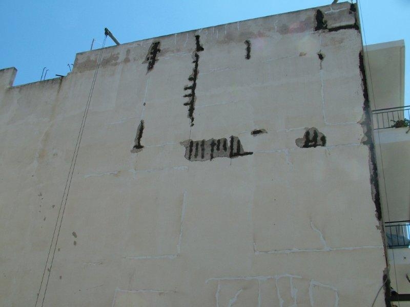 Επισκευές οπλισμού, μονώσεις τοίχων, χρωματισμός.