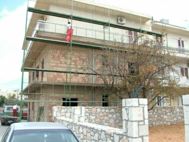Επισκευές οπλισμού, μονώσεις τοίχων, χρωματισμός.
