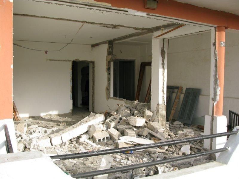 Ανακαίνιση, επισκευές οπλισμού, μονώσεις τοίχων, χρωματισμός, υγρομόνωση θερμομόνωση.