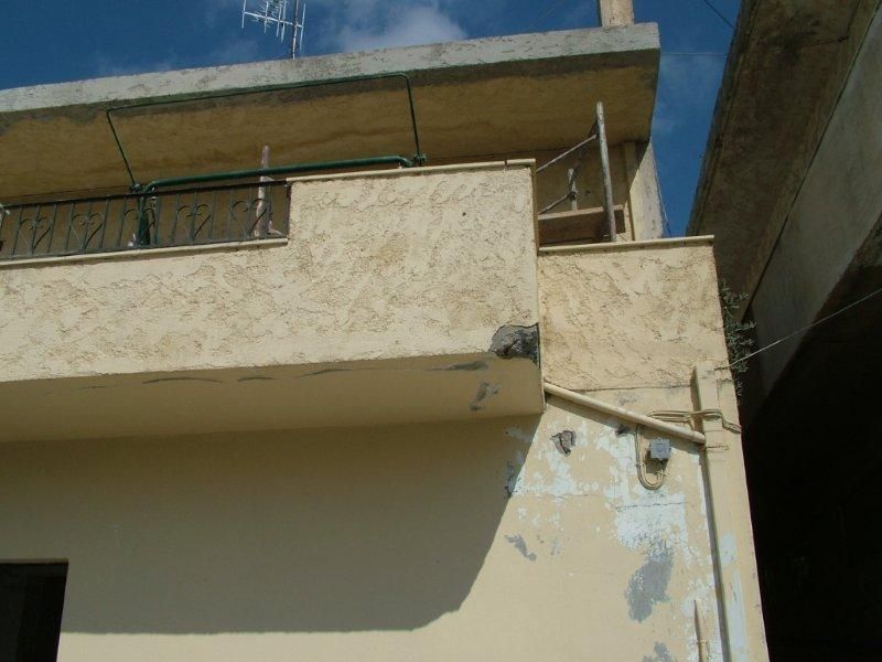 Ανακαίνιση, επισκευές οπλισμού, μονώσεις τοίχων, χρωματισμός.