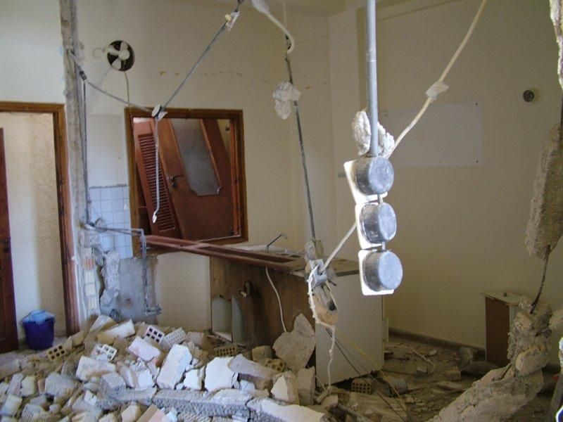 Ανακαίνιση, επισκευές οπλισμού, μονώσεις τοίχων, χρωματισμός.