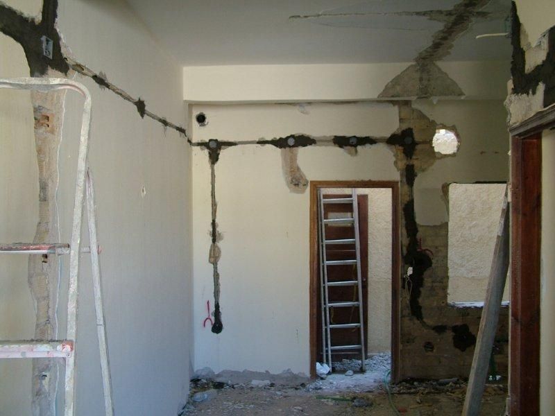 Ανακαίνιση, επισκευές οπλισμού, μονώσεις τοίχων, χρωματισμός.