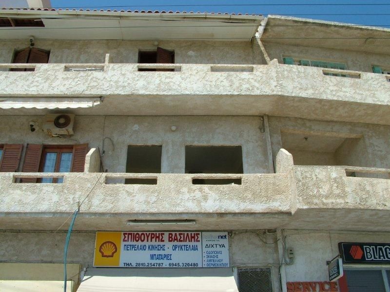 Ανακαίνιση, επισκευές οπλισμού, μονώσεις τοίχων, χρωματισμός.