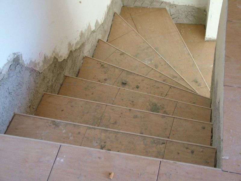Ανακαίνιση, επισκευές οπλισμού, μονώσεις τοίχων, χρωματισμός.