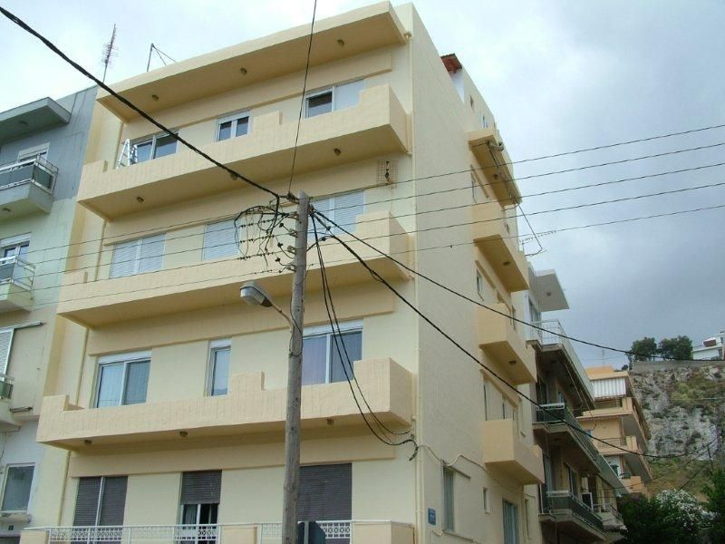 Επισκευές οπλισμού, μονώσεις τοίχων, χρωματισμός.