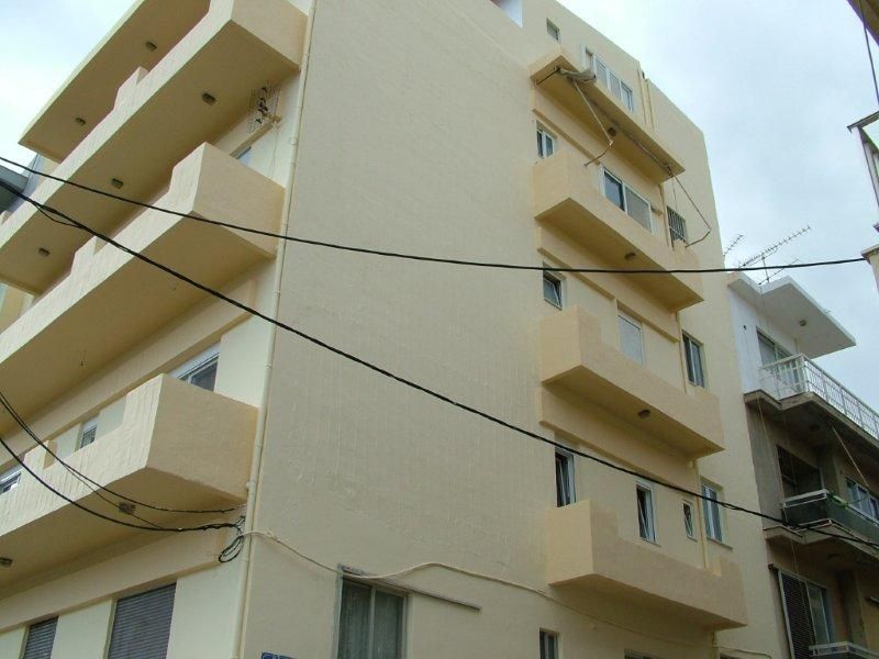 Επισκευές οπλισμού, μονώσεις τοίχων, χρωματισμός.