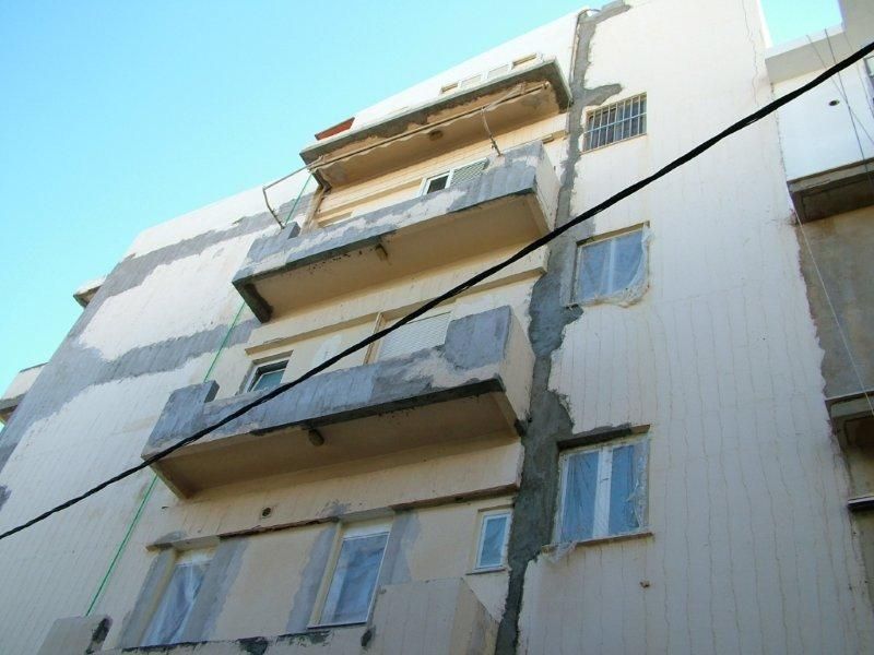 Επισκευές οπλισμού, μονώσεις τοίχων, χρωματισμός.