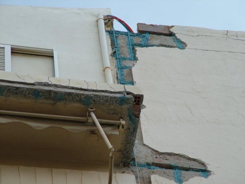Επισκευές οπλισμού, μονώσεις τοίχων, χρωματισμός.