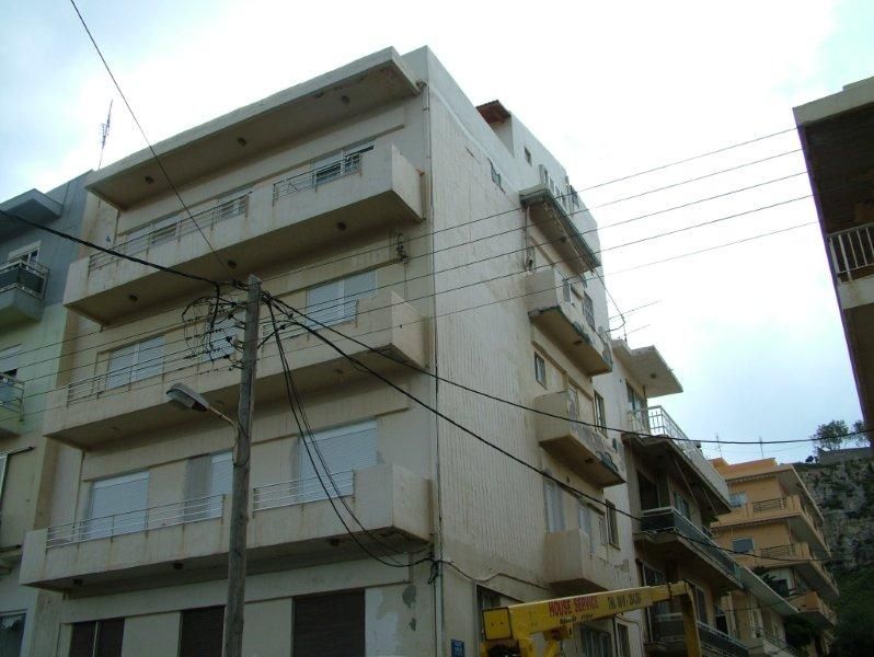 Επισκευές οπλισμού, μονώσεις τοίχων, χρωματισμός.