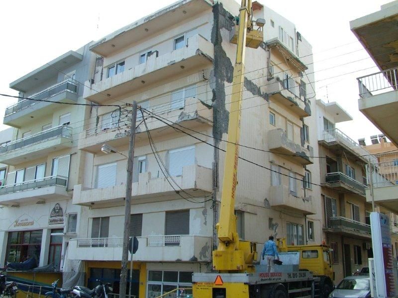 Επισκευές οπλισμού, μονώσεις τοίχων, χρωματισμός.