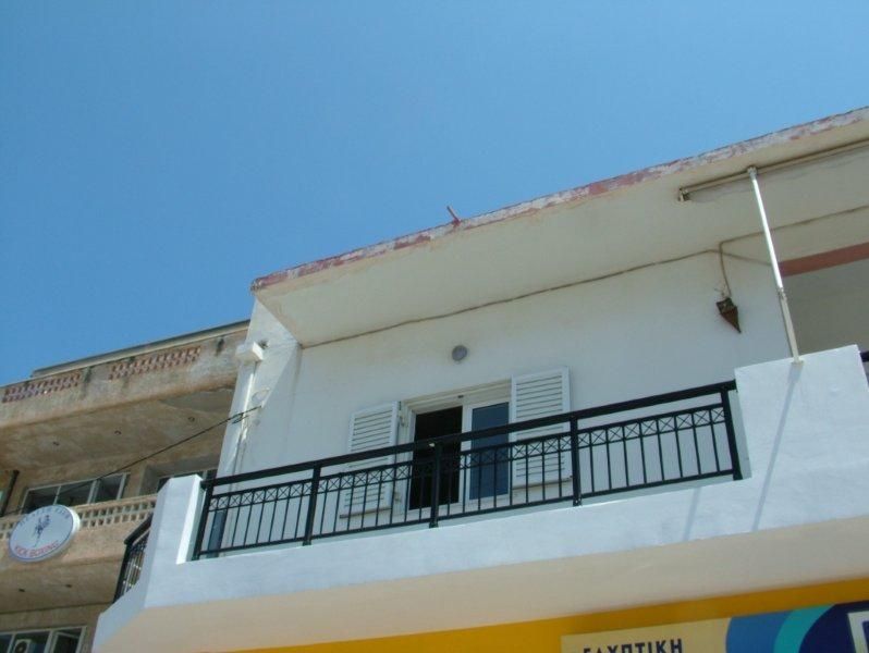 Επισκευές οπλισμού, μονώσεις τοίχων, χρωματισμός.