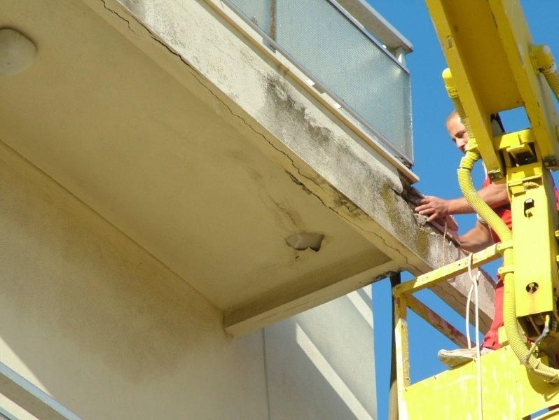 Επισκευές οπλισμού, μονώσεις τοίχων, χρωματισμός.