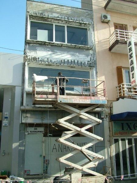 Επισκευές οπλισμού, μονώσεις τοίχων, χρωματισμός.