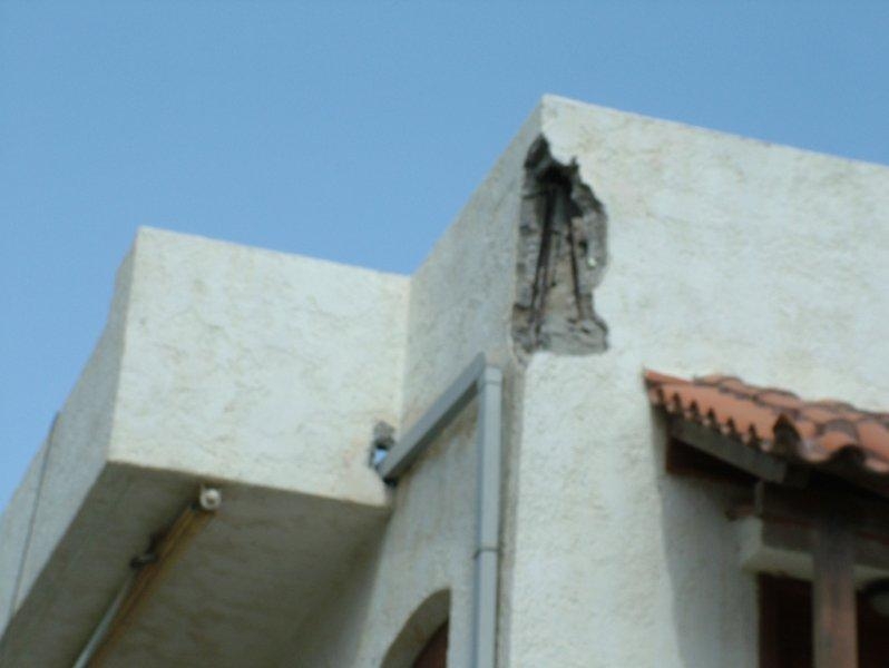 Επισκευές οπλισμού, μονώσεις τοίχων, χρωματισμός.