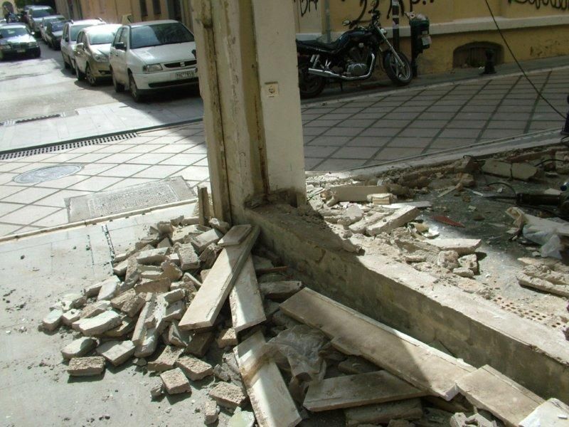 Επισκευές οπλισμού, μονώσεις τοίχων, χρωματισμός, γενική ανακαίνιση διαμερίσματος.